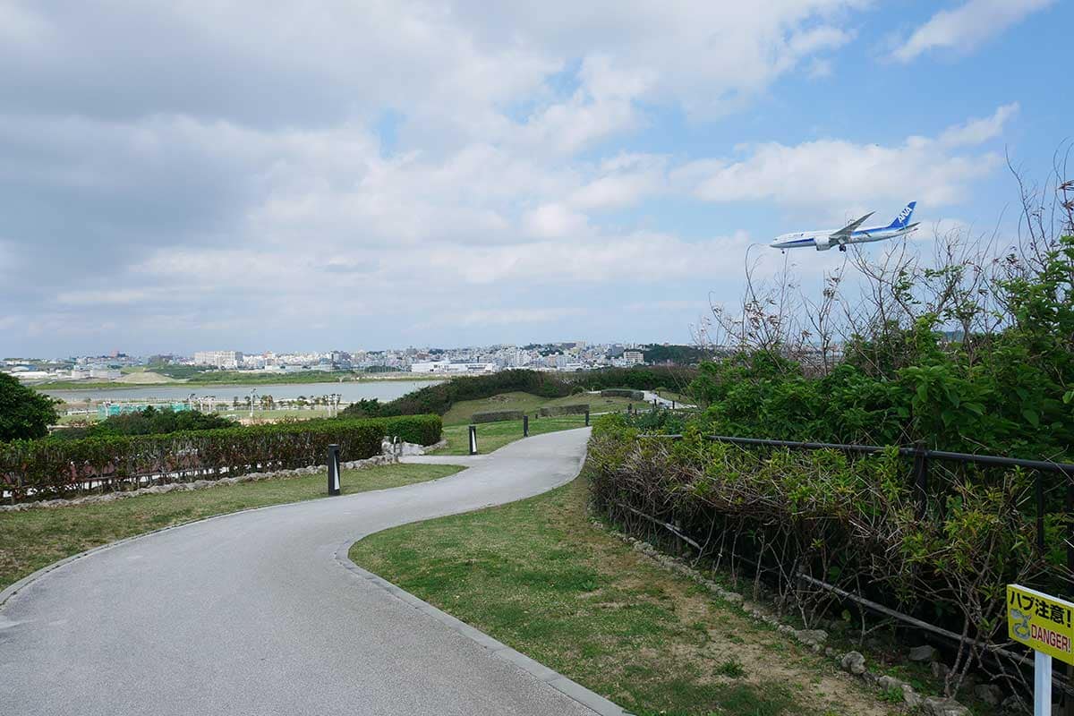瀬長島２０２１年３月１４日　遊歩道から見る飛行機